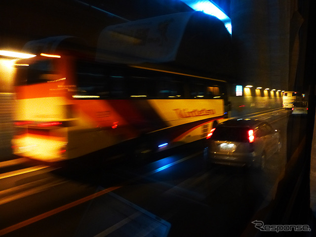 帰省や行楽で突発的な渋滞が発生する高速道路で、空港連絡バスやタクシーは、どう走る？