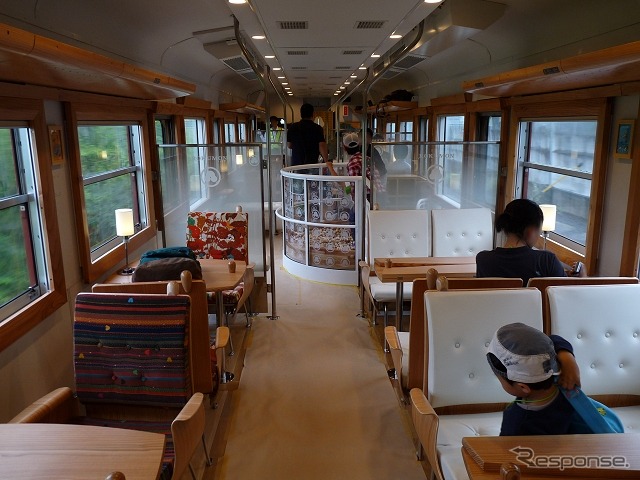 水戸岡さんの鉄道車両は独特なデザインで知られる。写真はしなの鉄道115系「ろくもん」の車内。