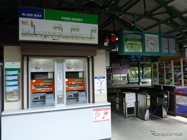叡山電鉄は来年3月にICカードを導入する。写真は八瀬比叡山口駅の改札口（右）。現在は磁気カードに対応した自動改札機が設置されている。