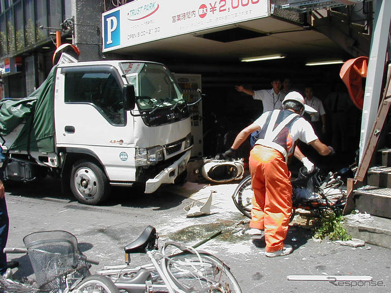 西新宿でトラック、歩道に突っ込む