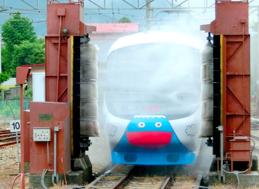 富士急行は7月12日、『フジサン特急』8000系の運転開始1周年を記念したイベントを開催。目玉として車内に乗ったまま洗車機を通過できる「フジサン特急クールスプラッシュ！」を運転する。