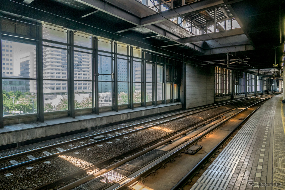 札幌駅構内の北側にはホームのない11番線（奧）が延びるが、ここに在来線ホームを増設することで、列車減をある程度カバーできるような印象もあるが。