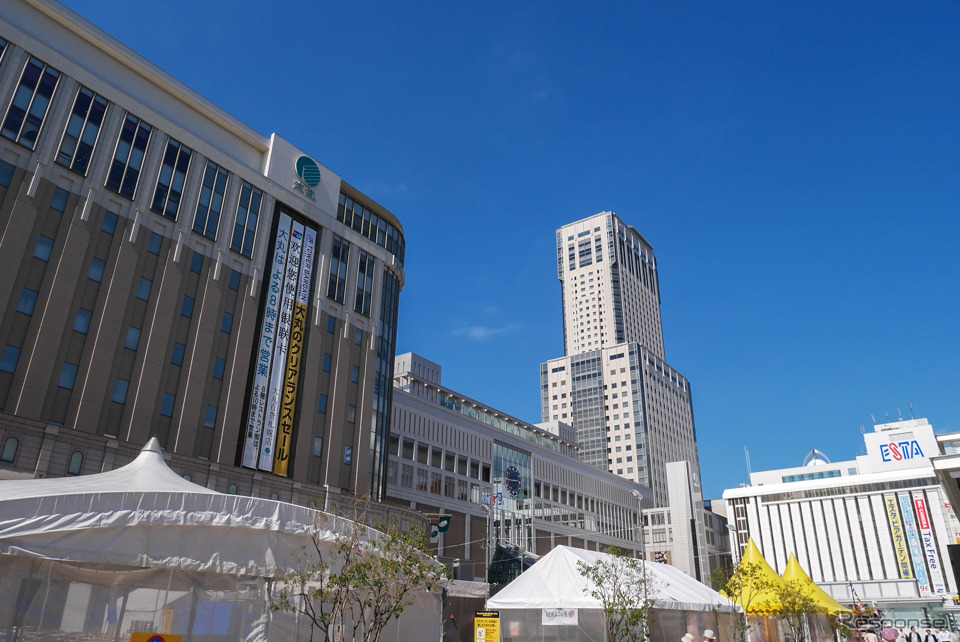 現在の札幌駅南口。西に大丸、東にJRタワーがそびえ、新たに新幹線用地を確保することは容易ではない。