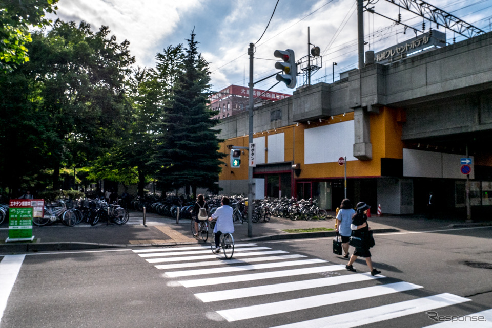 札幌桑園停車場緑道線の東端部分。緑道部分だけに新幹線ホームを設置すれば、より建設しやすいと思われるが、在来線への乗換え時間がさらに増えるという問題がある。