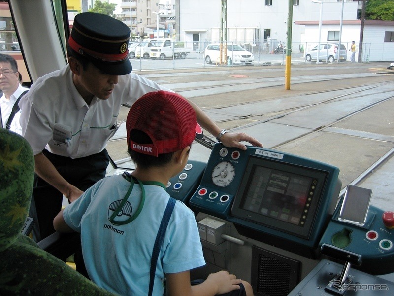 「電車のがっこう」は小学生向けのイベントとして行われる。写真は「グリーンムーバーマックス」運転席体験の様子。