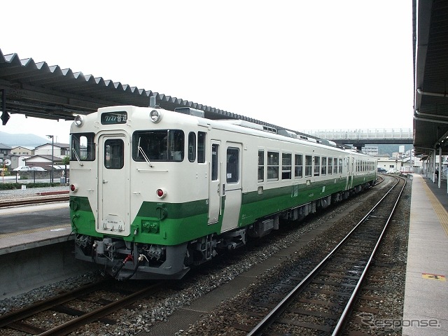 石巻駅で発車を待つ石巻線のキハ48形（2006年）。今年5月30日のダイヤ改正で陸羽東線と石巻線の列車は全てキハ100系に置き換えられた。