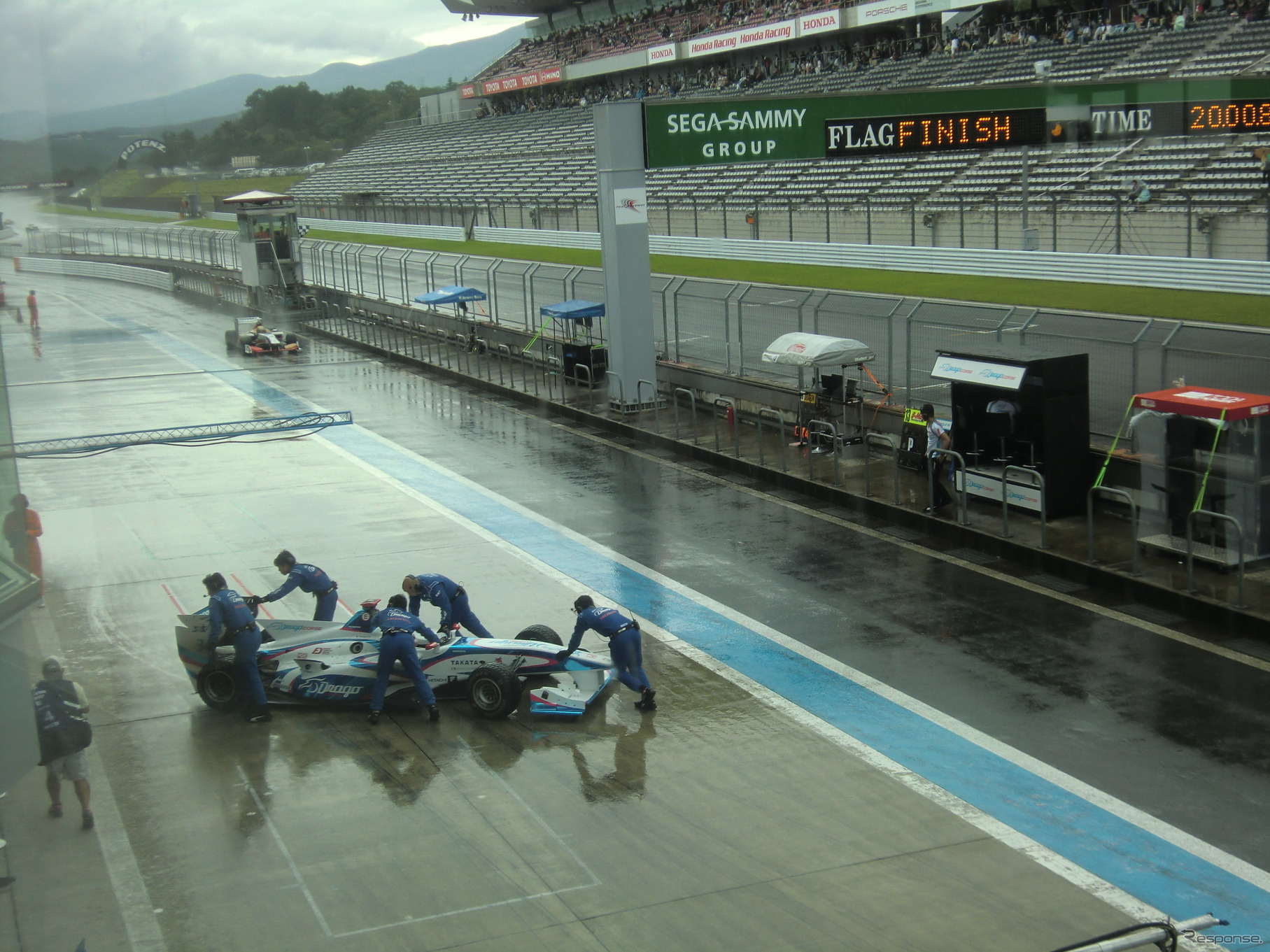 SF富士戦の予選日は雨量が変化し続けるうえに、風が強いコンディションだった。
