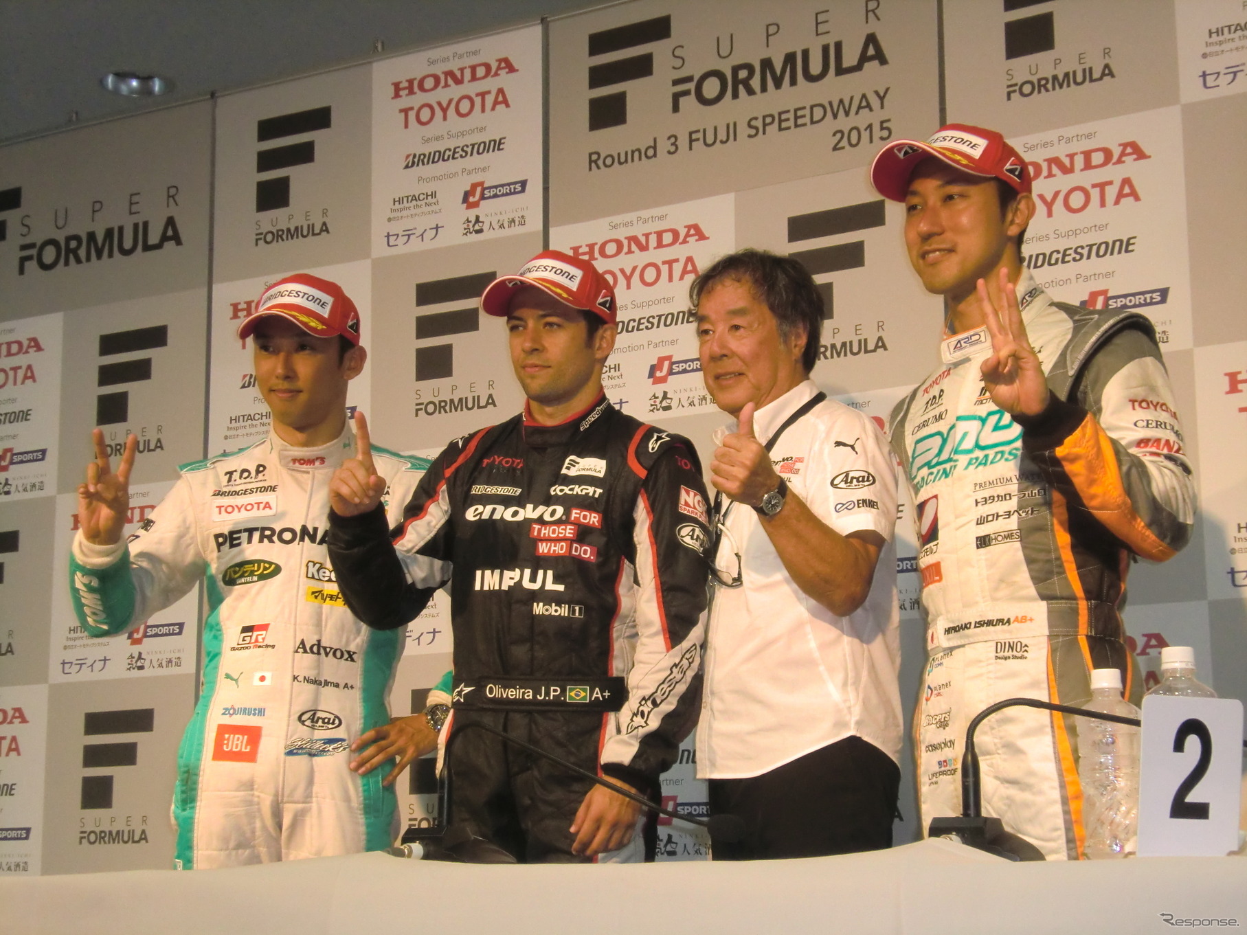 左から2位の中嶋一貴、優勝のオリベイラ&星野一義監督、3位の石浦宏明。