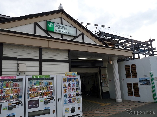 石岡駅の現在の駅舎。新駅舎の使用開始後、撤去工事が始まる。