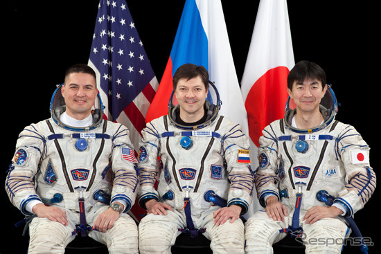 43Sクルーの（左から）チェル・リングリン宇宙飛行士、オレッグ・コノネンコ宇宙飛行士、油井宇宙飛行士