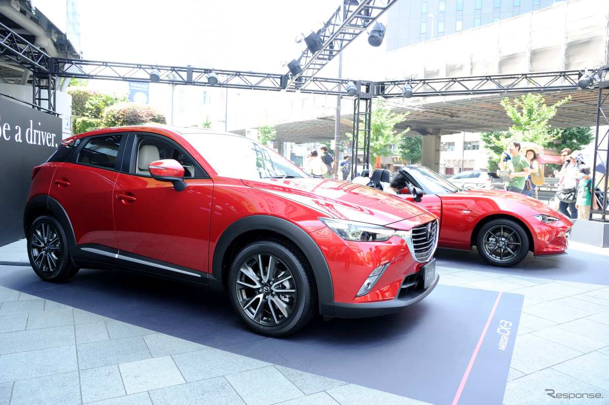 メトロハット前には、ロードスターとCX-3を展示