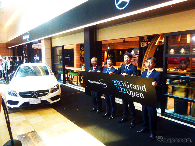 オープン前日の7月21日に公開された「Mercedes me Tokyo HANEDA」。左から日本空港ビルディング代表取締役副社長・横田信秋氏、シュテルン品川代表取締役社長・須田利夫氏、メルセデス・ベンツ日本 代表取締役社長・上野金太郎氏、リヴァンプ代表取締役社長・澤田貴司氏