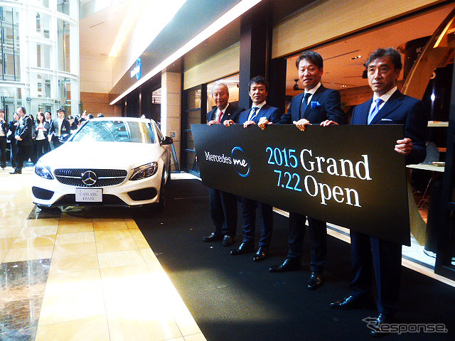 オープン前日の7月21日に公開された「Mercedes me Tokyo HANEDA」。左から日本空港ビルディング代表取締役副社長・横田信秋氏、シュテルン品川代表取締役社長・須田利夫氏、メルセデス・ベンツ日本 代表取締役社長・上野金太郎氏、リヴァンプ代表取締役社長・澤田貴司氏