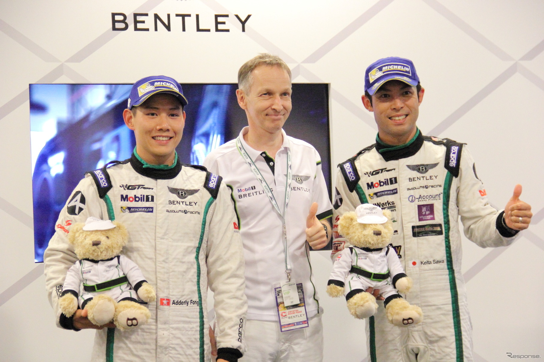 2人の勝利を讃えるベントレーモータースジャパンのティム・マッキンレー代表（中央）