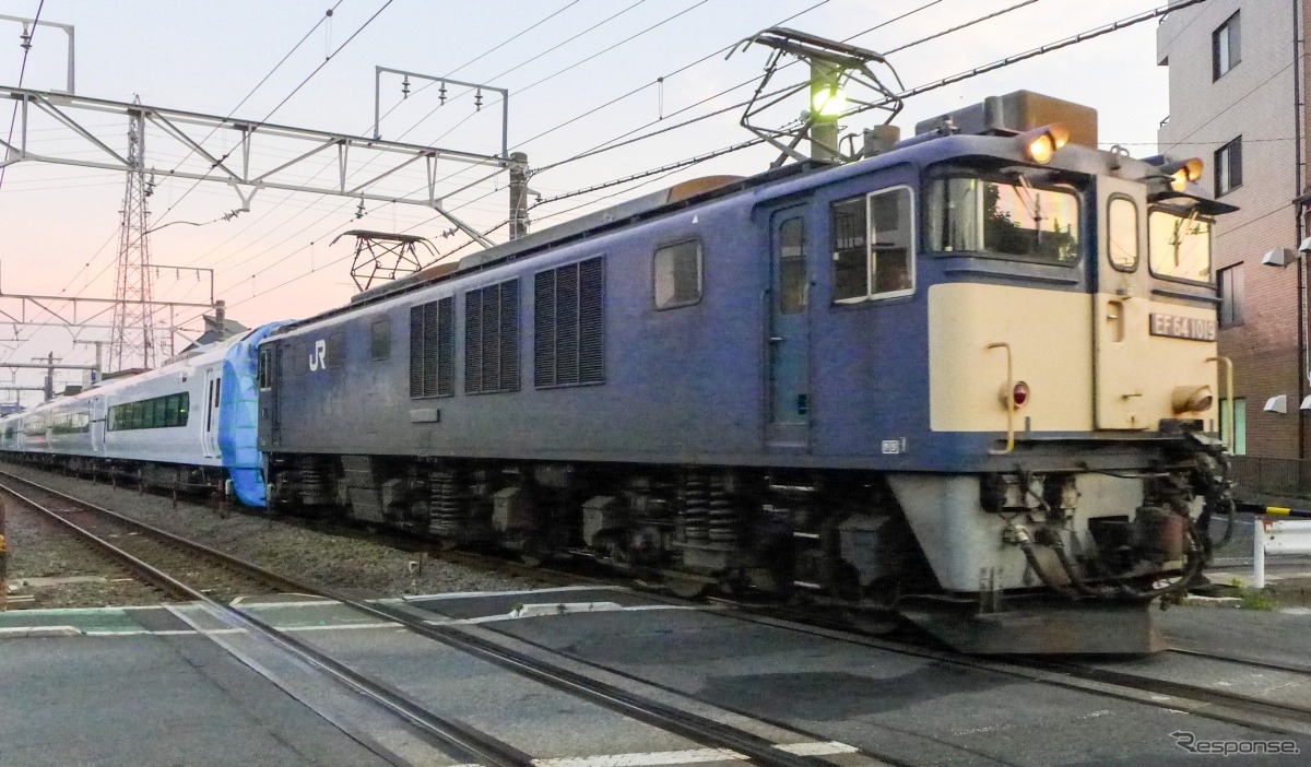 JR東日本の中央線用新型特急電車E353系の量産試作車が完成し、7月25日に出場した。EF64　1019号機を先頭に夕暮れの南武線を走るE353系量産先行車