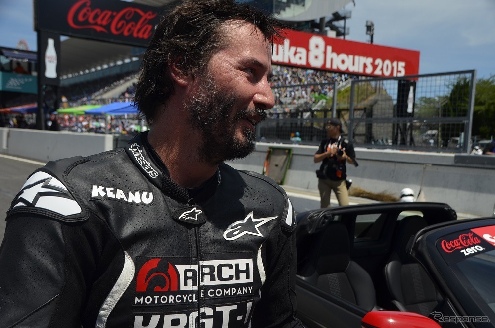 鈴鹿サーキットをバイクで走るキアヌ・リーブス