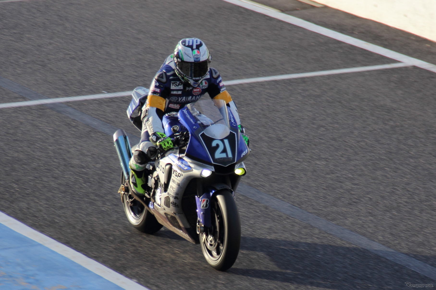 トップを走るNo.21 YAMAHA FACTORY RACING TEAM