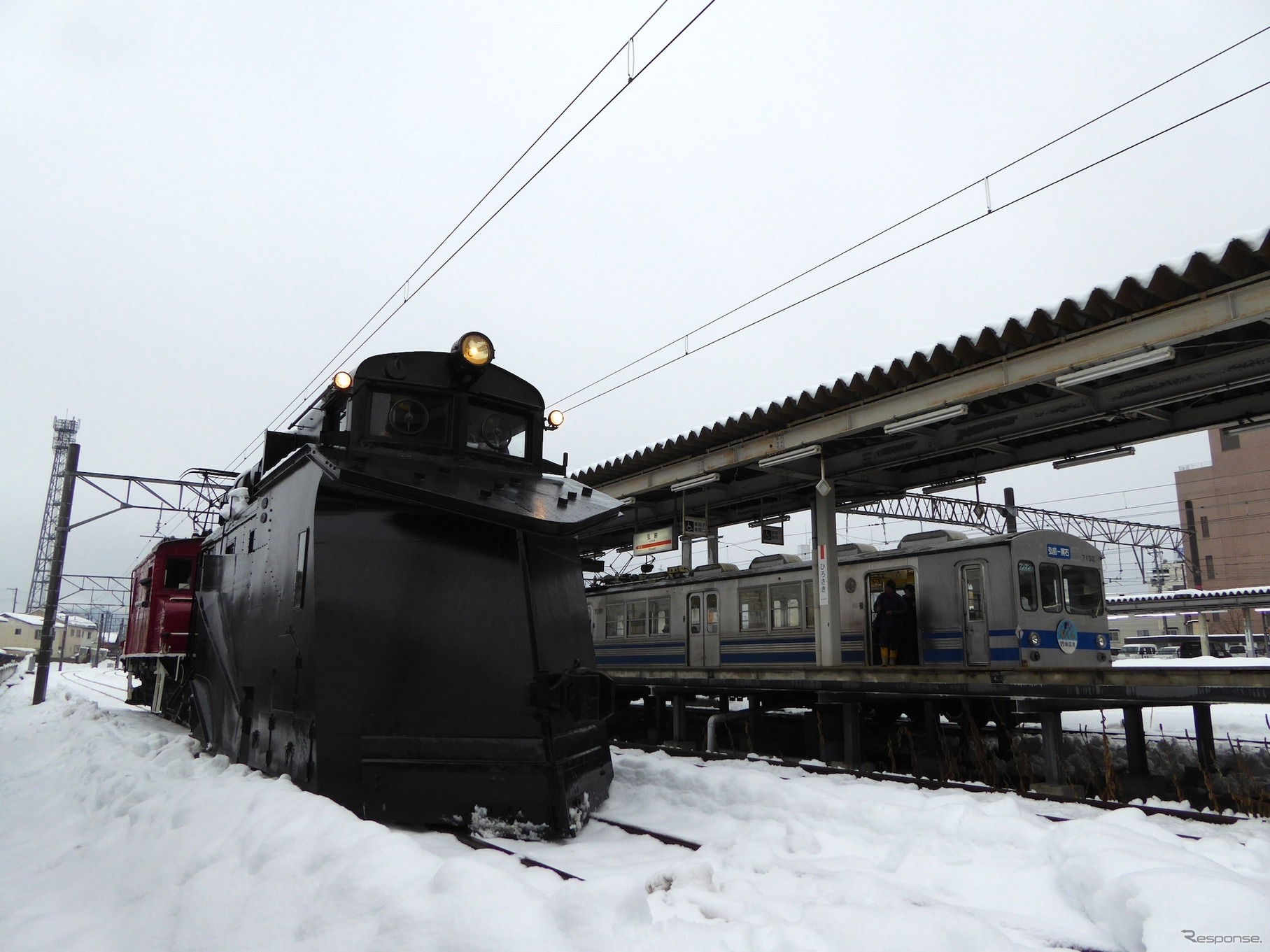 冬のラッセル車試運転の際、弘南線の電車7000系（元東急電鉄7000系）と並んだキ104＋ED333