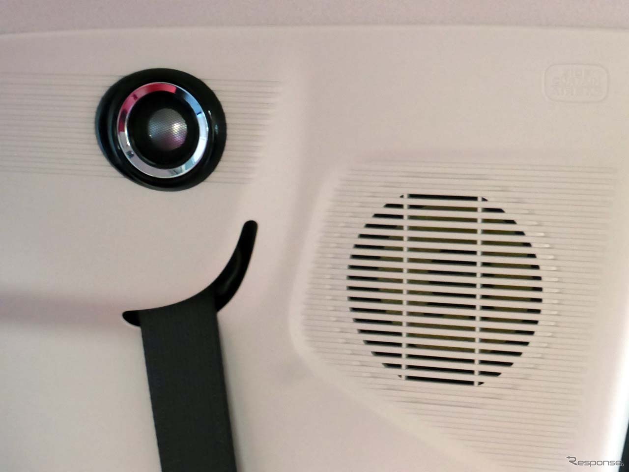 Cピラー部にはリア用スピーカーがセットされる。頭の上でサウンドが形成されてしまうのが惜しい
