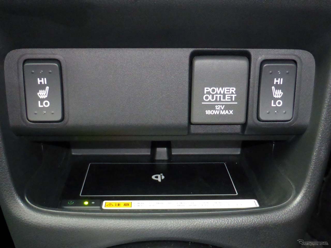 シートヒーターは運転席／助手席の左右に装備。温度も2段階で切り替え可能