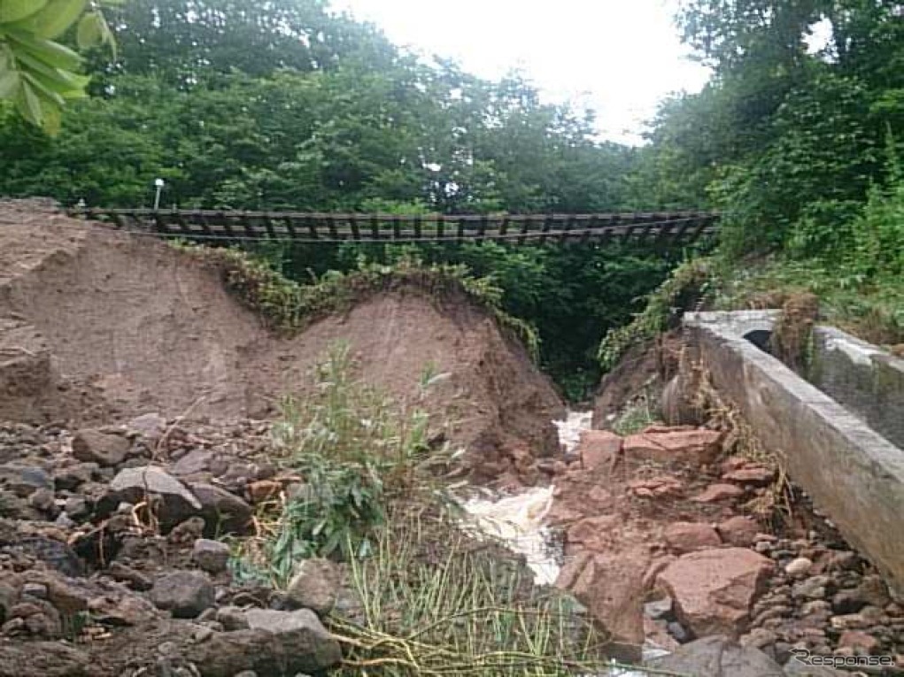 路盤が流出した石北本線の下白滝～丸瀬布間。JR北海道は上川～遠軽間を運休し、旭川～網走間で代行バスの運行を開始した。8月8日の復旧の見込み。