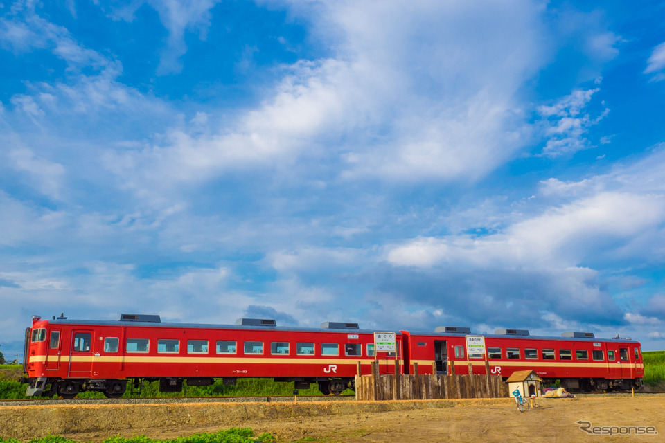 北海道らしい大空をバックに2両の赤い電車を収めることができる絶好のロケーション。