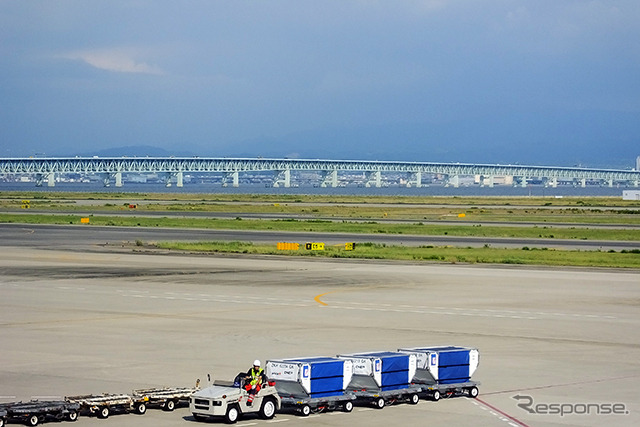 関空から見える空港連絡橋（8月6日、成田空港）