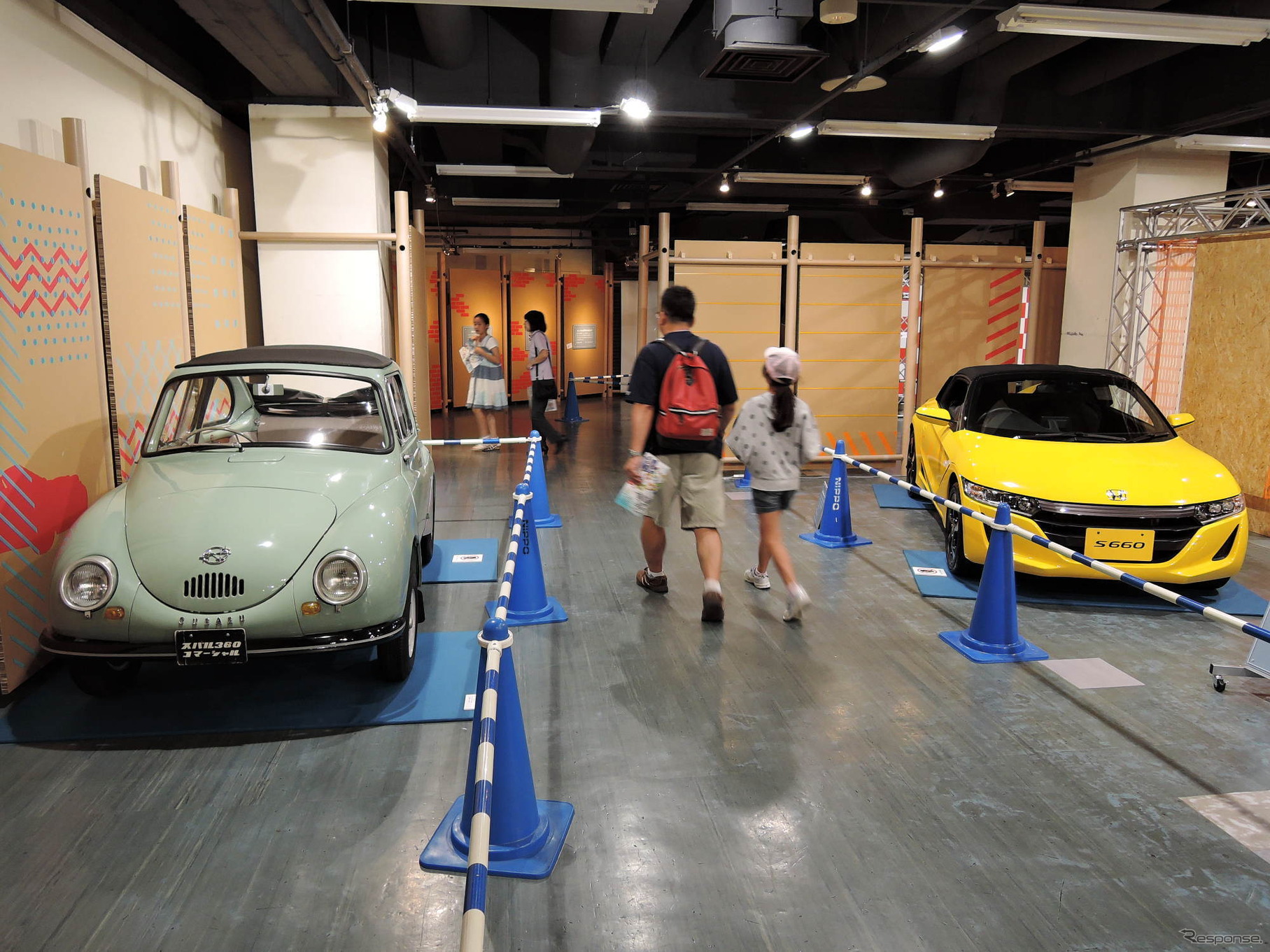 科学技術館で開催中のくらしの技術 50年 大・展望展。写真は、新旧軽自動車の邂逅（クルマの都）