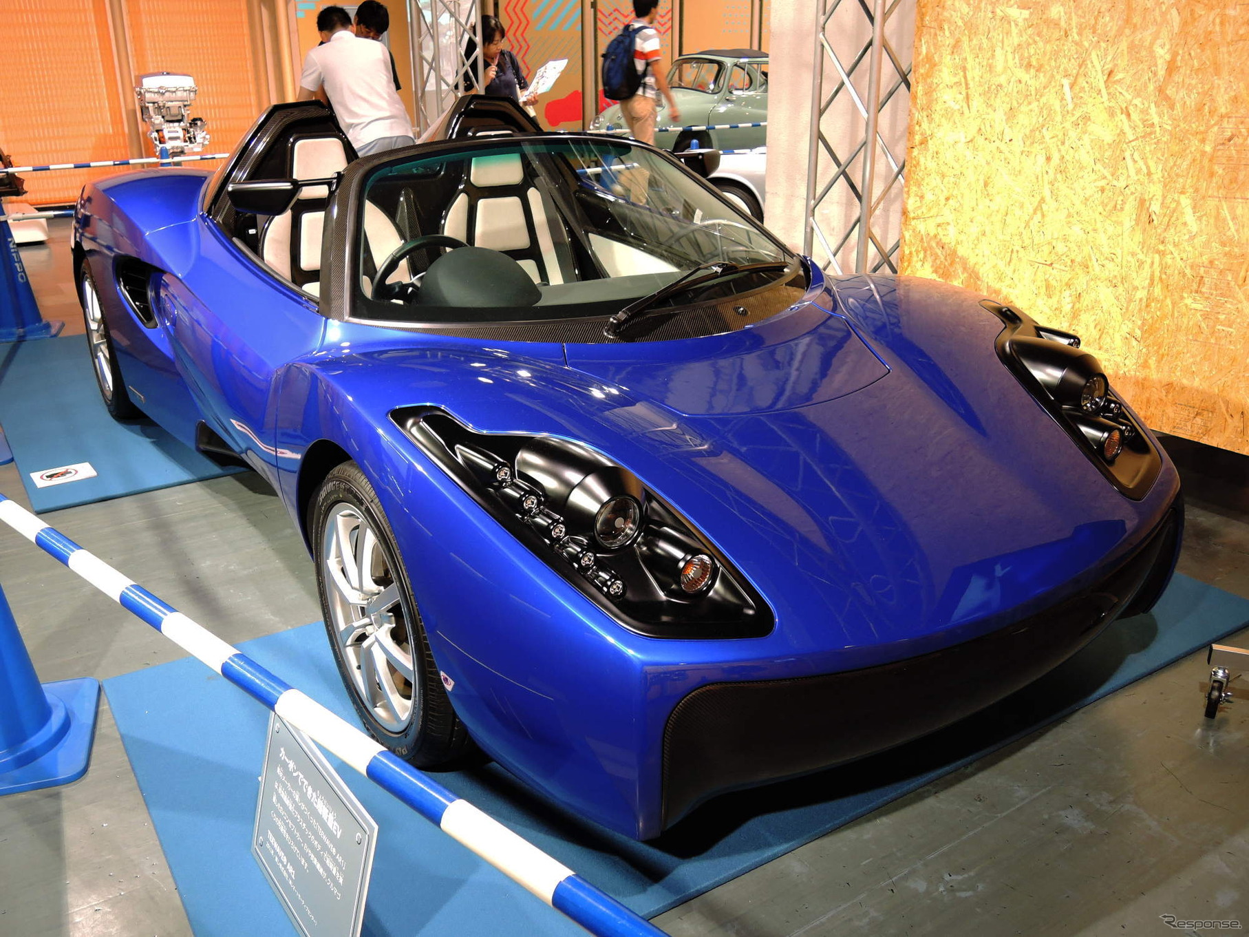 東レが2011年に開発した電動CFRPコンセプト『TEEWAVE TR1』（クルマの都）