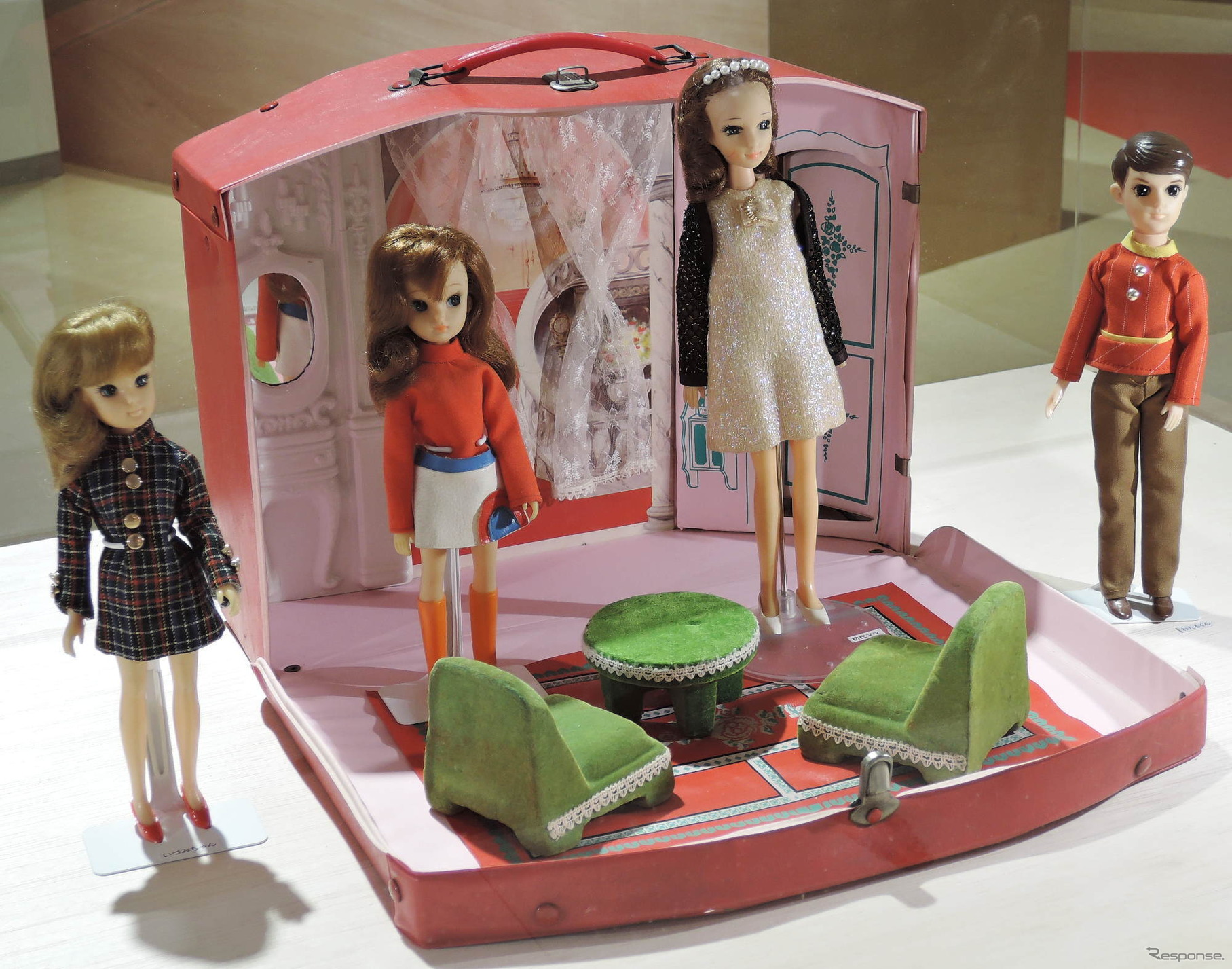 1960年代末にタカラが発売した「リカちゃんハウス」の初代モデル。左から2人目が初代リカちゃん、その右が初代ママ（50年の冒険者たち）