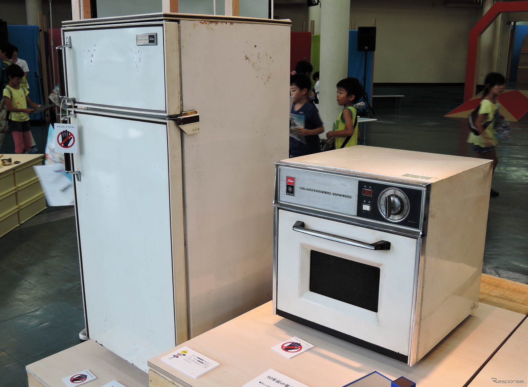 1970年ごろの電子レンジと冷蔵庫。どちらも東芝製（木もれびキッチン）