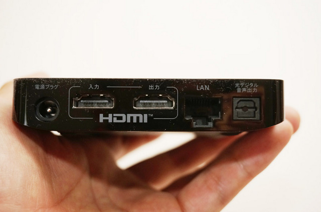 背面にHDMIや光音声出力端子を搭載。様々なホームシアター機器に接続ができる