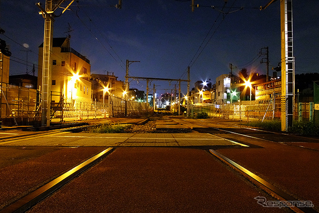 都電鬼子母神前電停付近。早稲田方面線路はいったんふさがれ、東側に移設されている