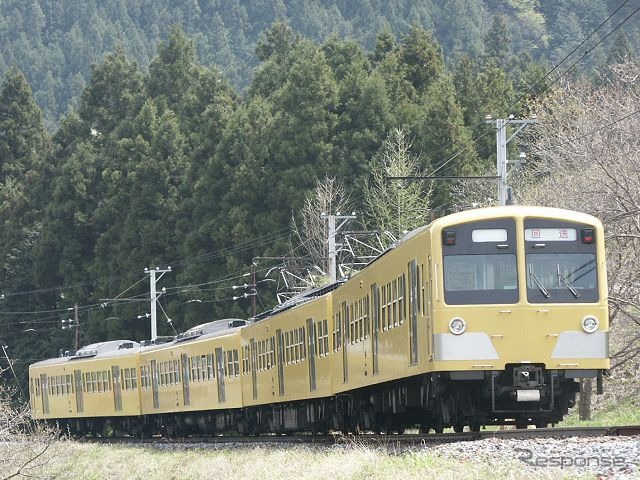 「黄色い電車」は西武鉄道のイメージとして定着している。写真は新101系（2002年）。