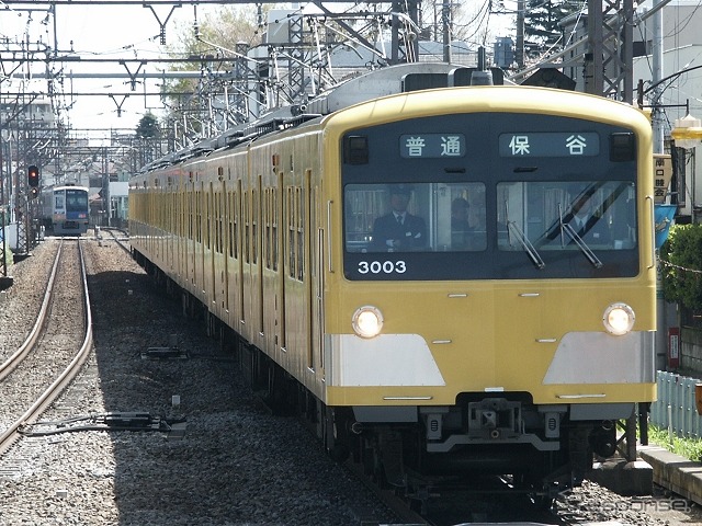 「黄色い電車」は西武鉄道のイメージとして定着している。写真は3000系（2002年）。