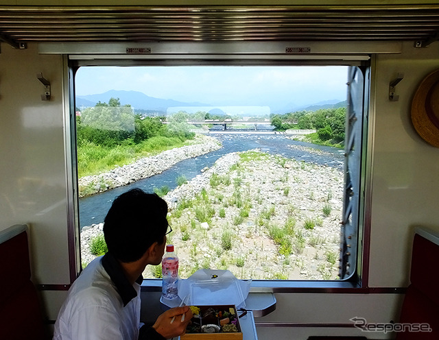 東武鬼怒川線 区間快速の車内で「日光まるごと味の弁当」と車窓を楽しむ乗客