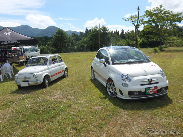 会場入り口には新旧のアバルトが並ぶ（東北トリコローレ2015）