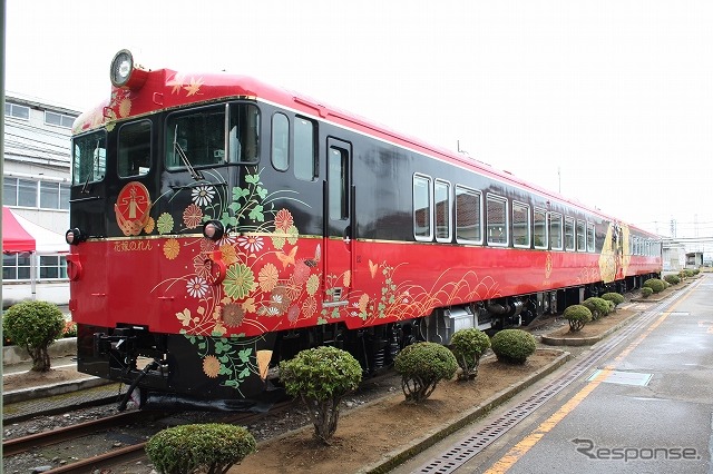 『花嫁のれん』は2両編成で運行される。写真手前は金沢方2号車のキハ48 4。