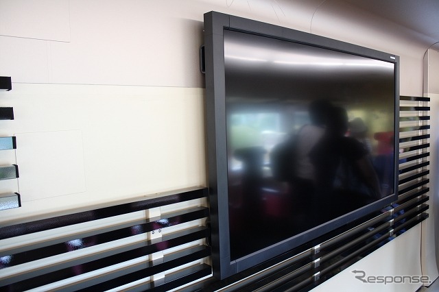 2号車イベントスペースの壁面には大型液晶ディスプレイが設置されている。
