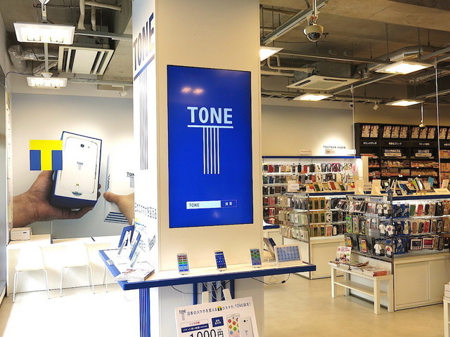 TSUTAYA桜新町店の様子。1階の入口を入ってすぐに「TONE」のコーナーを設置