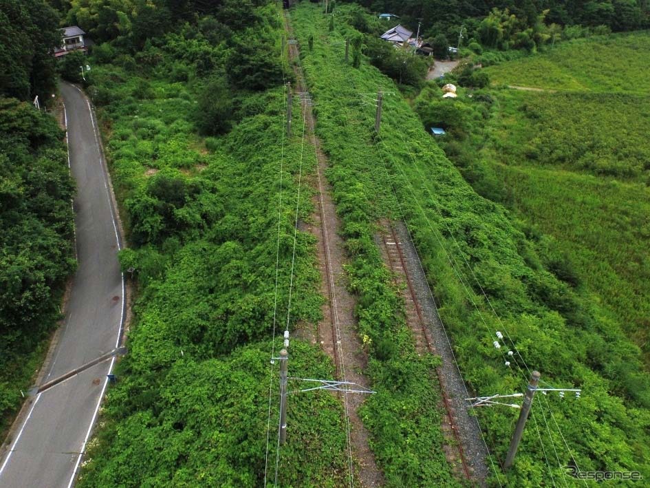 JR水戸支社は常磐線の帰還困難区域区間の運行再開に向け除染試験施工を開始した。写真は除染試験が行われる大熊町夫沢付近の常磐線の線路（8月7日）。