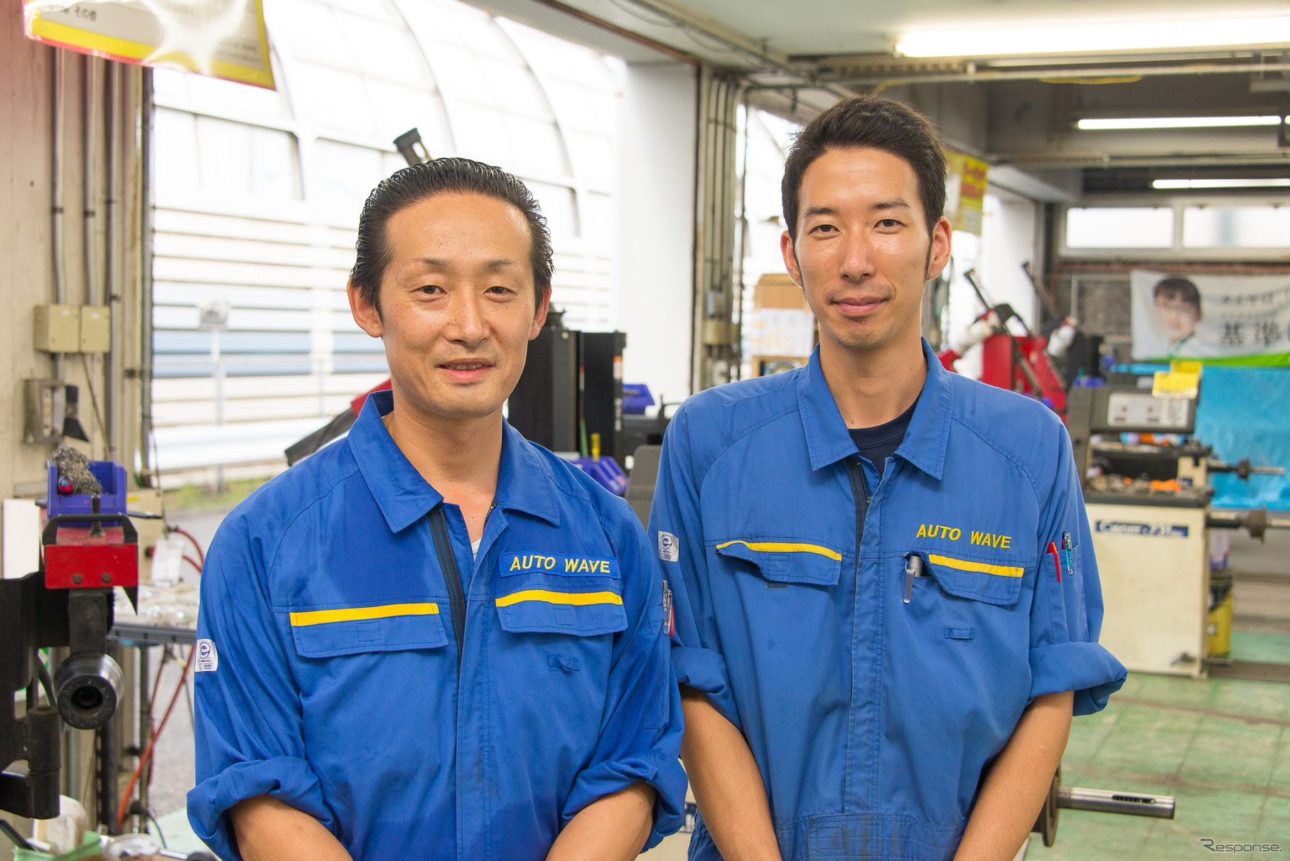 オートウェーブ ピット長の鈴木孝匡氏と、オートウェーブ宮野木店の荒木直人タイヤピット長（右）