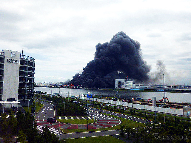 黒煙をあげる日鉄住金鋼管川崎製造所。浜松町行き東京モノレールから、11時45分ごろ撮影