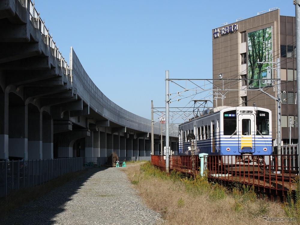 福井駅付近のえちぜん鉄道（右）と北陸新幹線高架橋（左）。9月27日からえちぜん鉄道の線路を新幹線高架橋に移し、これによって空いたスペースにえちぜん鉄道の高架橋を建設する。