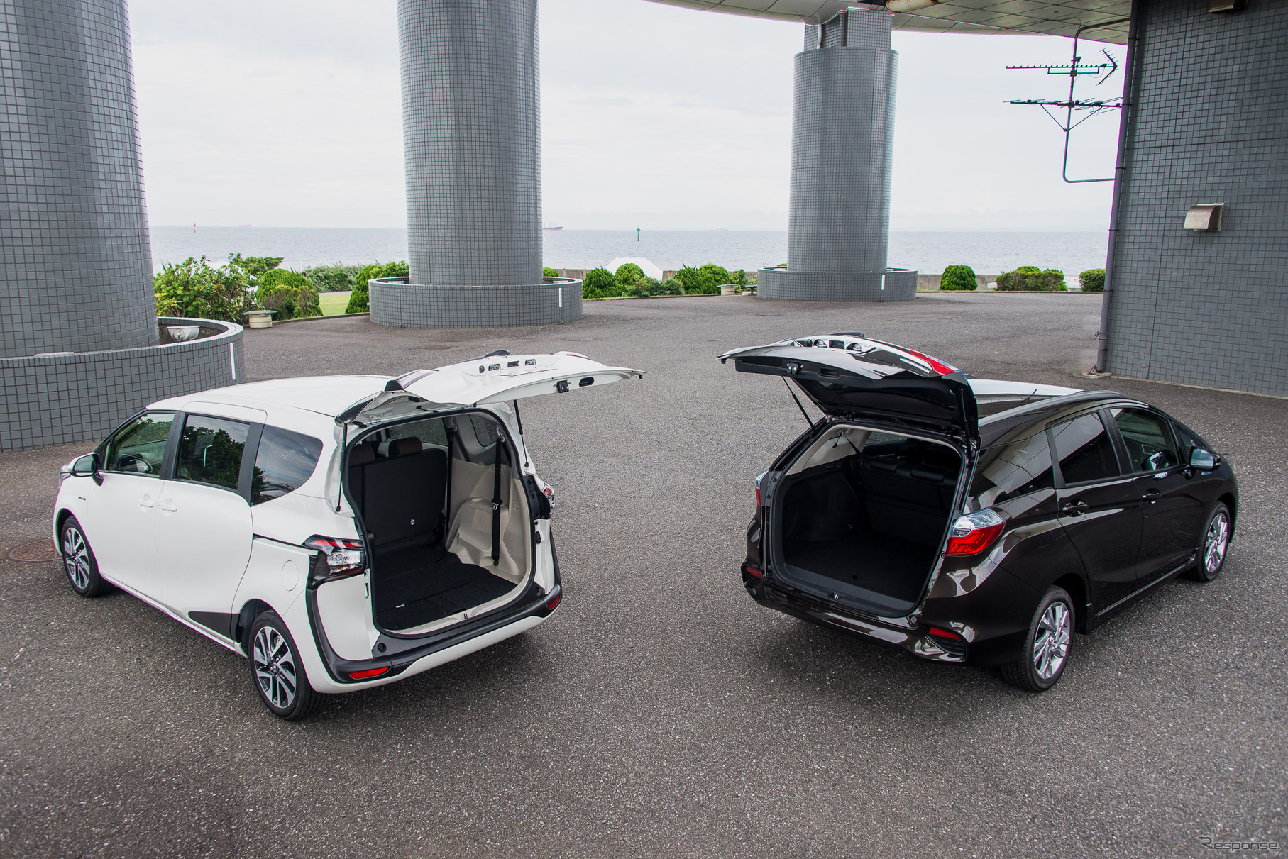 トヨタ シエンタ（左）とホンダ シャトル（右）