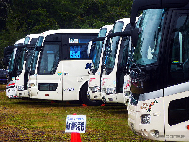 会場ちかくの駐車場は昼も夜も「大型バスの博覧会」といった雰囲気