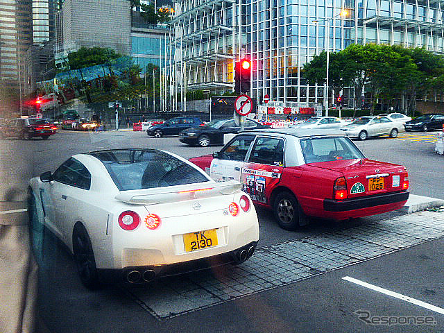 九龍・香港島エリアをネットするトヨタ『クラウンコンフォート』タクシーと、その左に並ぶ日産『GT-R』