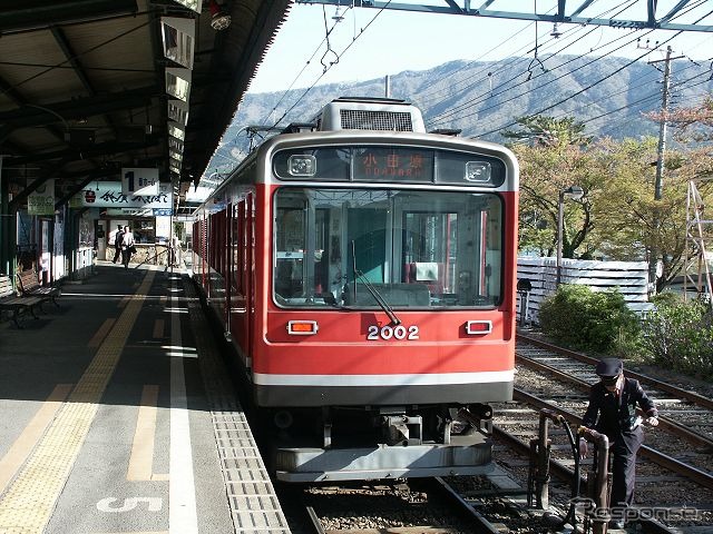 箱根登山鉄道は2000形2005＋2006編成にヘッドマークを取り付ける。写真は2005＋2006編成と同型の2001＋2002編成。