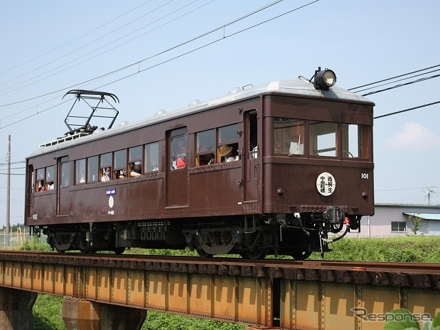 イベントにあわせてデハ101の臨時運行も行われる。写真は新屋～粕川間の鉄橋を渡るデハ101。