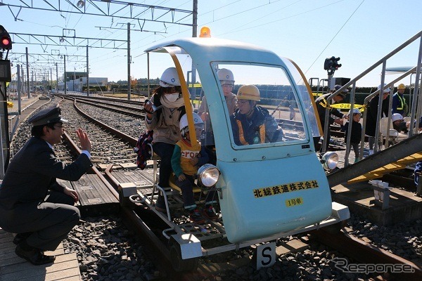 「ほくそう車両基地まつり」で行われる軌道自転車試乗の様子。